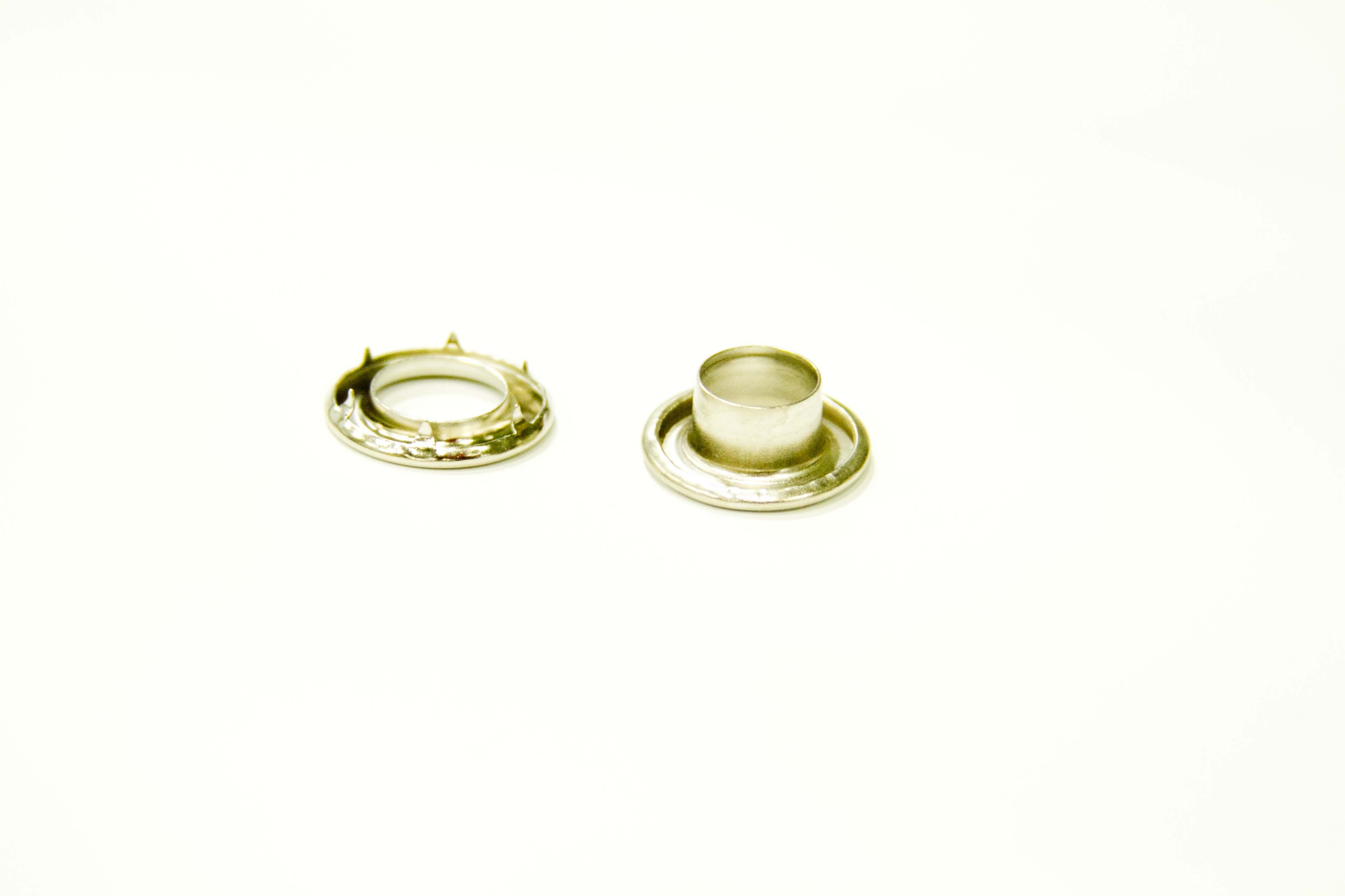 2 pieces of grommet